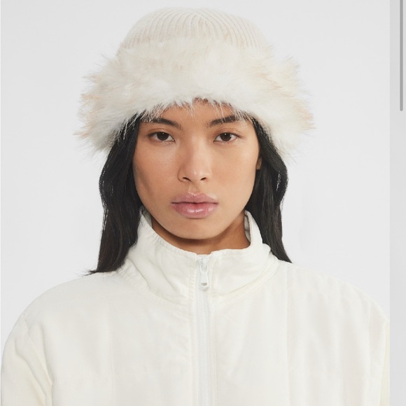 Aritzia Real Faux Fur Cuffed Beanie - Picture 2 of 4